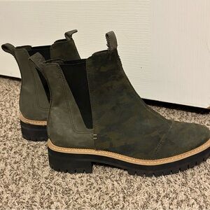 TOMS Dakota Chelsea Boots Forest Camouflage Suede - Size 8.5-Like new!